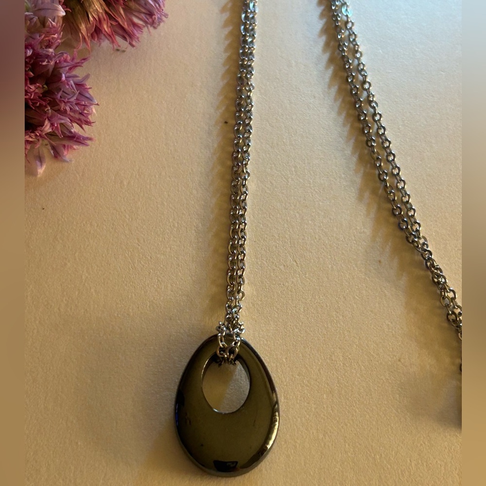 NWOT 1💰free w/bundle Necklace Hematite gray stone teardrop, hypoallergenic chain